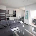 Luxury Allen With Pool 아파트 *