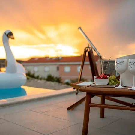 Luxury Allen With Pool Klimno