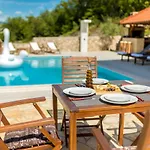 Luxury Allen With Pool Apartmán