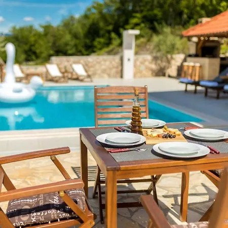 Luxury Allen With Pool Apartmán
