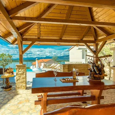 Luxury Allen With Pool Klimno