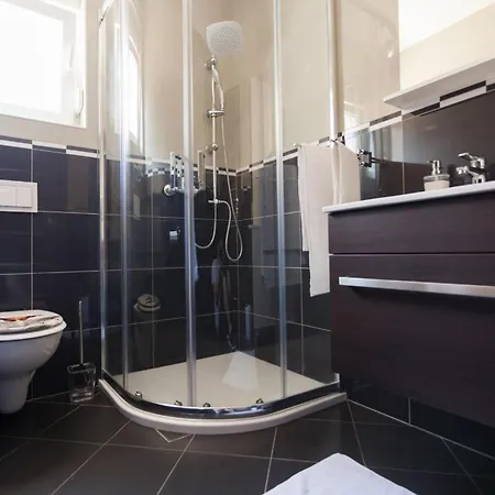 Luxury Allen With Pool Klimno