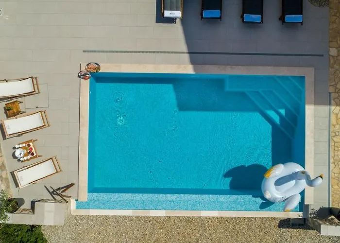 Luxury Allen With Pool Klimno