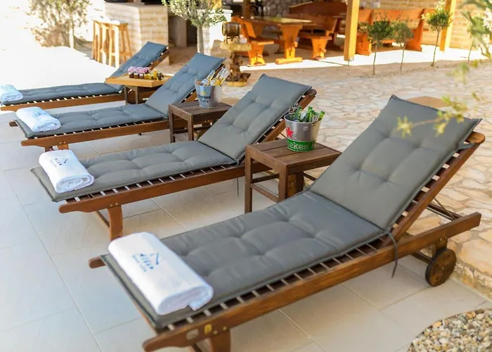 Luxury Allen With Pool Apartment Klimno