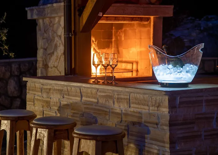 Luxury Allen With Pool Klimno