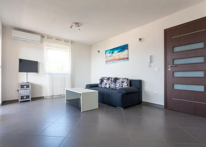 Luxury Allen With Pool Apartment Klimno